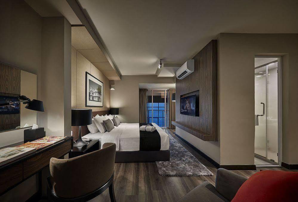 Maritime Luxury Suites George Town Buitenkant foto