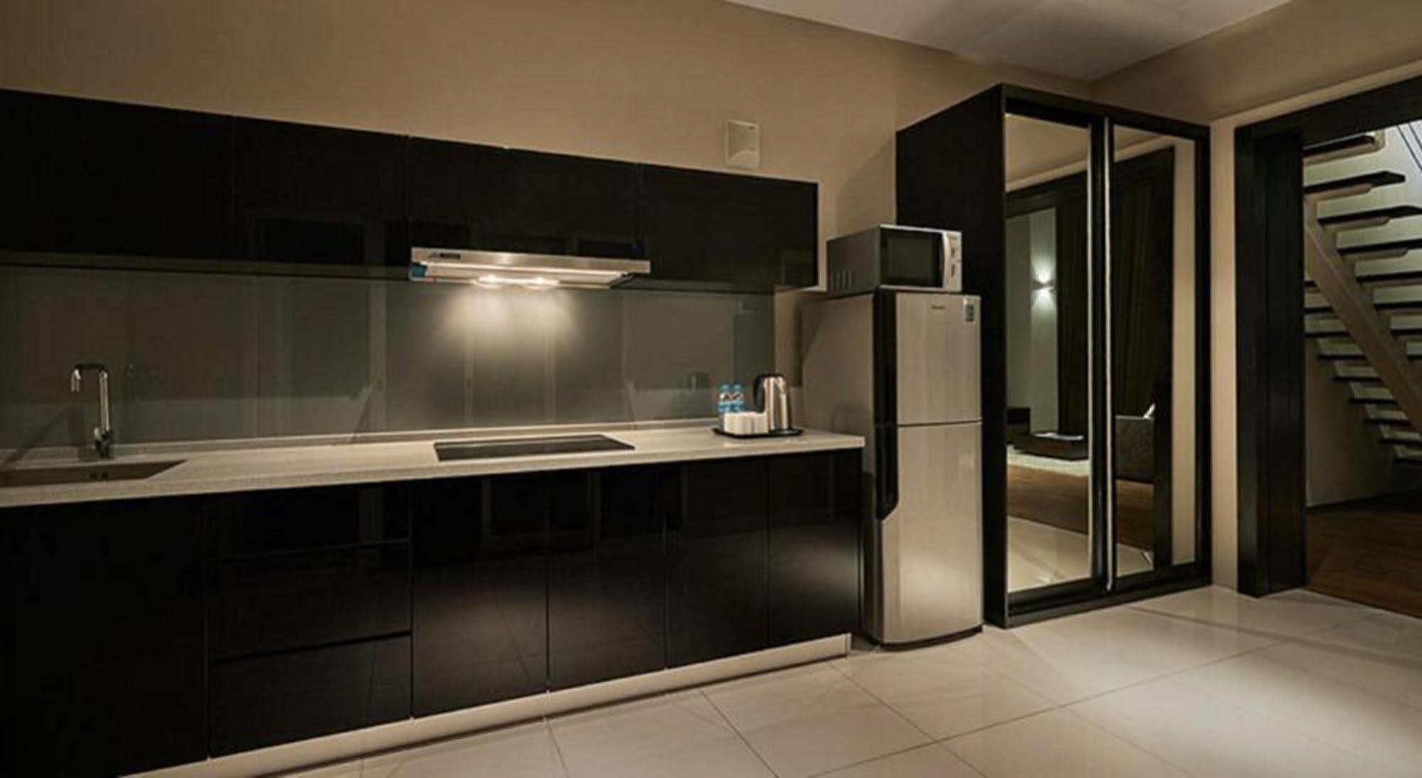 Maritime Luxury Suites George Town Buitenkant foto