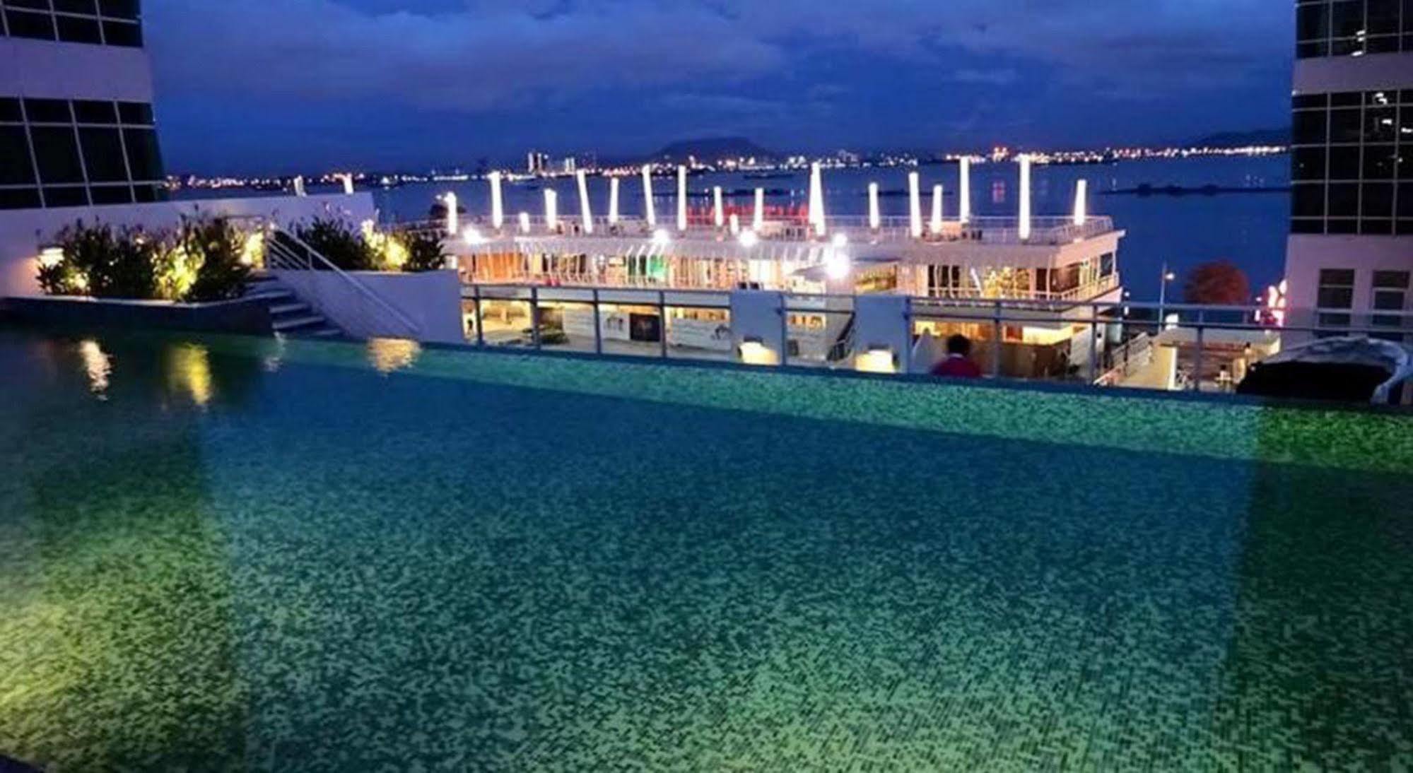 Maritime Luxury Suites George Town Buitenkant foto