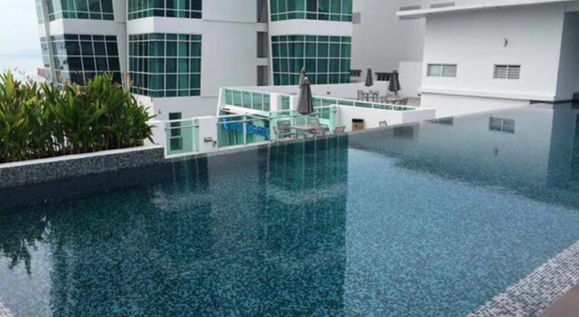 Maritime Luxury Suites George Town Buitenkant foto