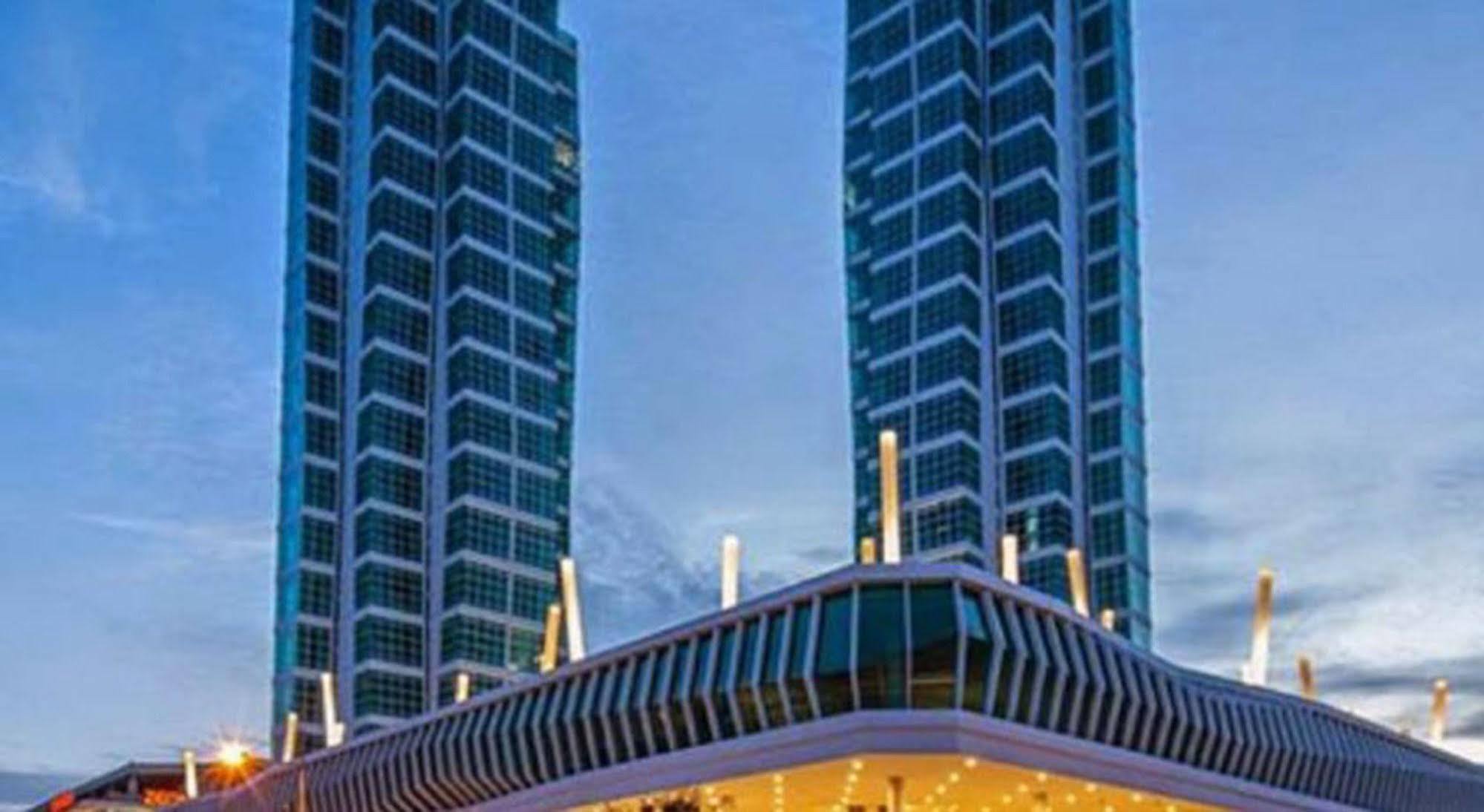 Maritime Luxury Suites George Town Buitenkant foto