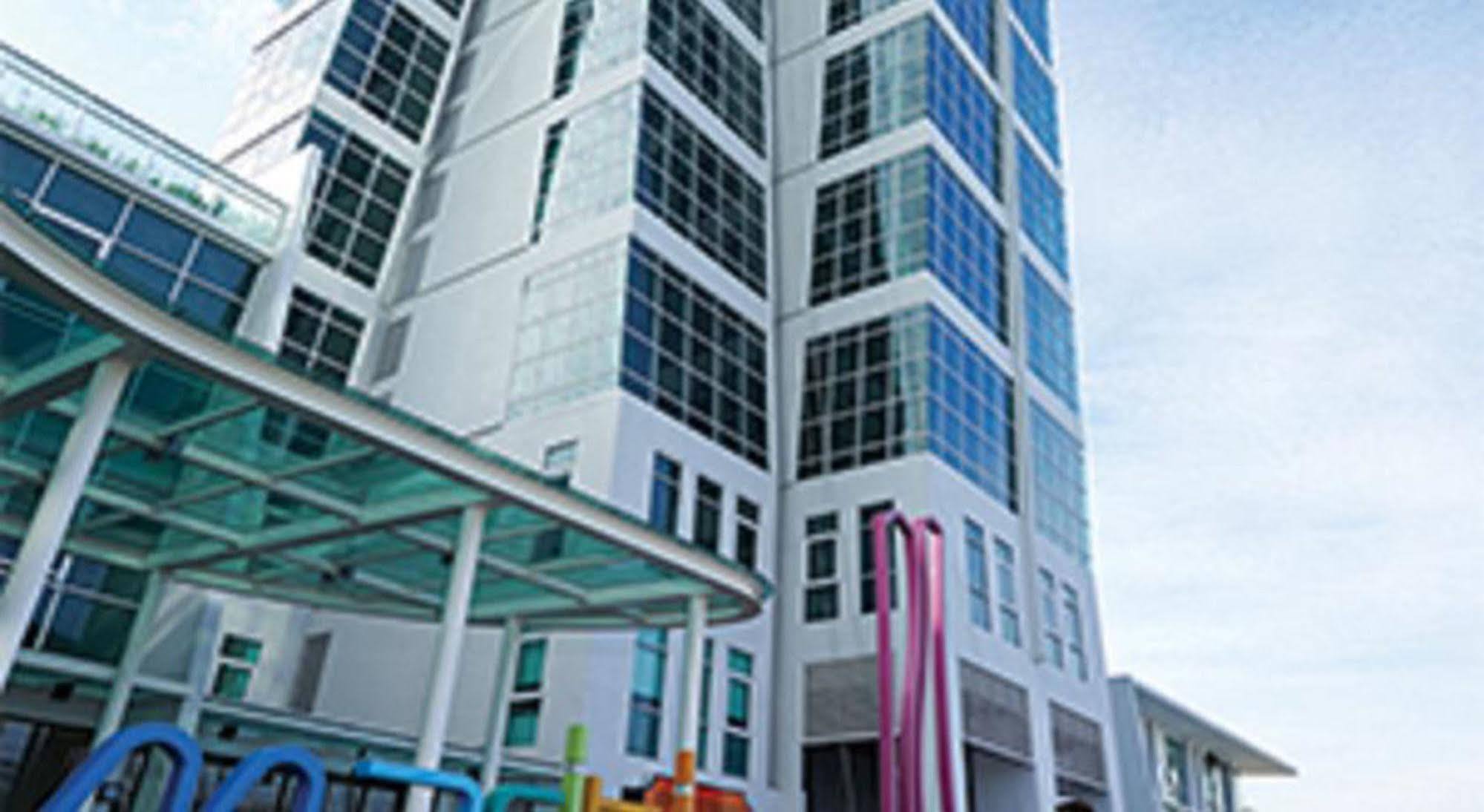 Maritime Luxury Suites George Town Buitenkant foto